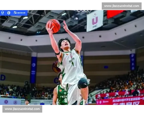 羽毛球赛场争锋迅猛 谁能问鼎冠军宝座激战一触即发